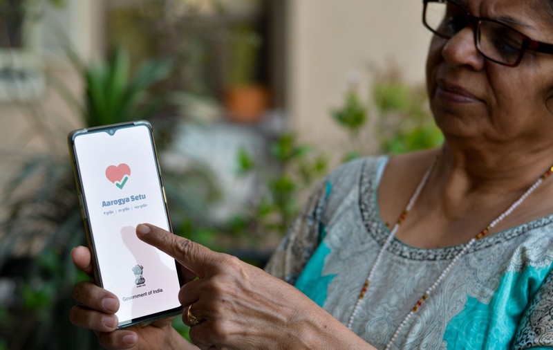 Locuitorii unui oraș din India, amenințați cu închisoarea dacă nu-și descarcă în telefoane aplicația COVID-19 de urmărire a contactelor