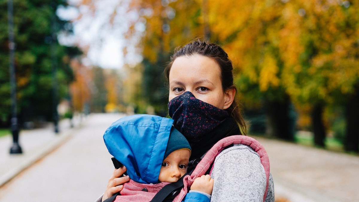 Mama cu copil, în pandemie. Fotografie via Pixabay