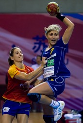 epa01964347 Romania's Adriana Nechita (R) and Spain's Andrea Barno (L) fight for the ball during a match between Spain and Romania at the XIX World Women's Handball Championship in Suzhou, China, 13 December 2009. EPA/DIEGO AZUBEL