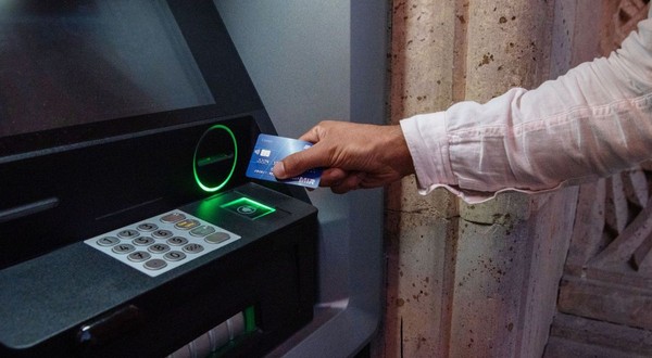 Senatul a adoptat proiectul de lege prin care băncile vor fi obligate să permită retragerea oricărei sume dorite de la bancomat, chiar dacă nu ești clientul lor.Foto: Hepta