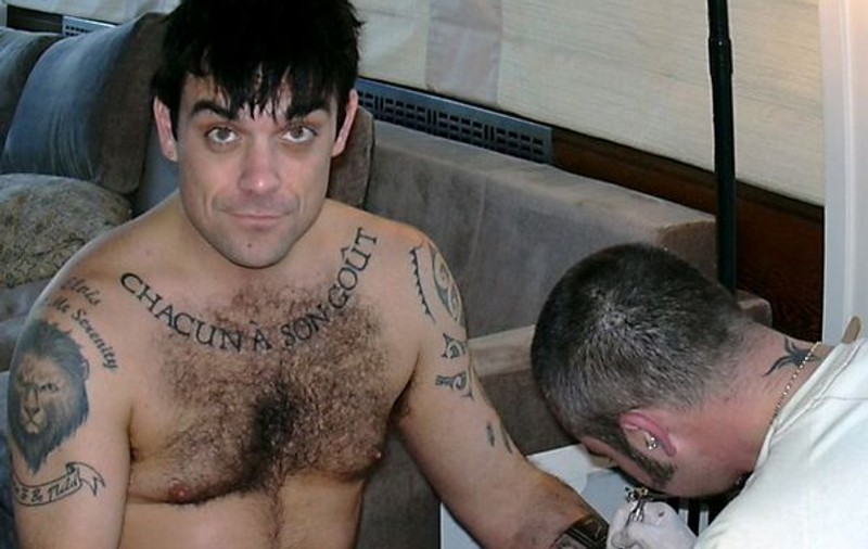 Foto | Robbie Williams și-a făcut un nou tatuaj