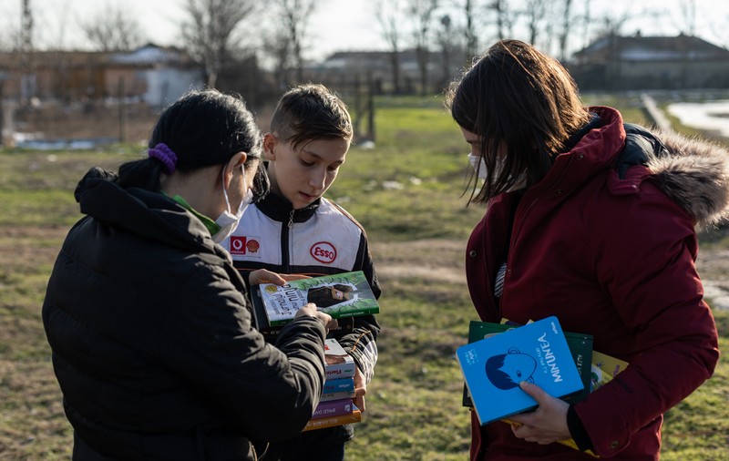 REPORTAJ. Întoarsă din Londra, o învăţătoare dintr-o comună din Deltă le aduce elevilor biblioteca la poartă: „Mulţi dintre copii nu au nici o carte acasă”