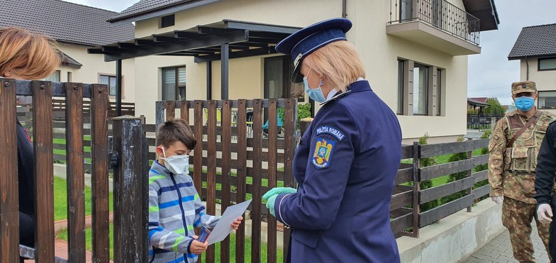 Copilul și-a primit diploma din partea poliției la poartă