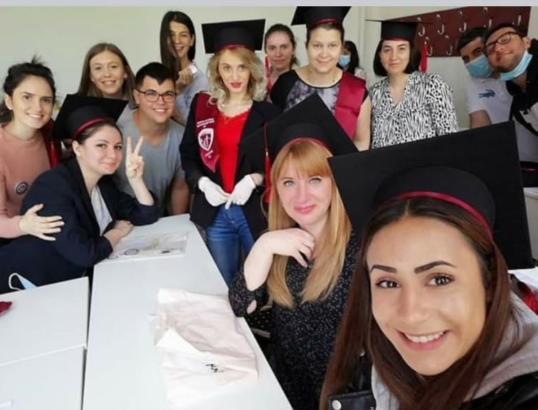 Într-o poză de grup, doar 2 elevi dintre cele 13 persoane aflate în clasă au masca de protecție