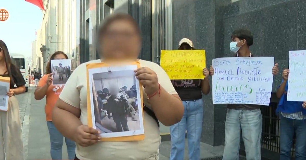 Rudele peruanilor recrutați forțat de Moscova protestează în fața ambasadei ruse Captură X @AlertaNews24