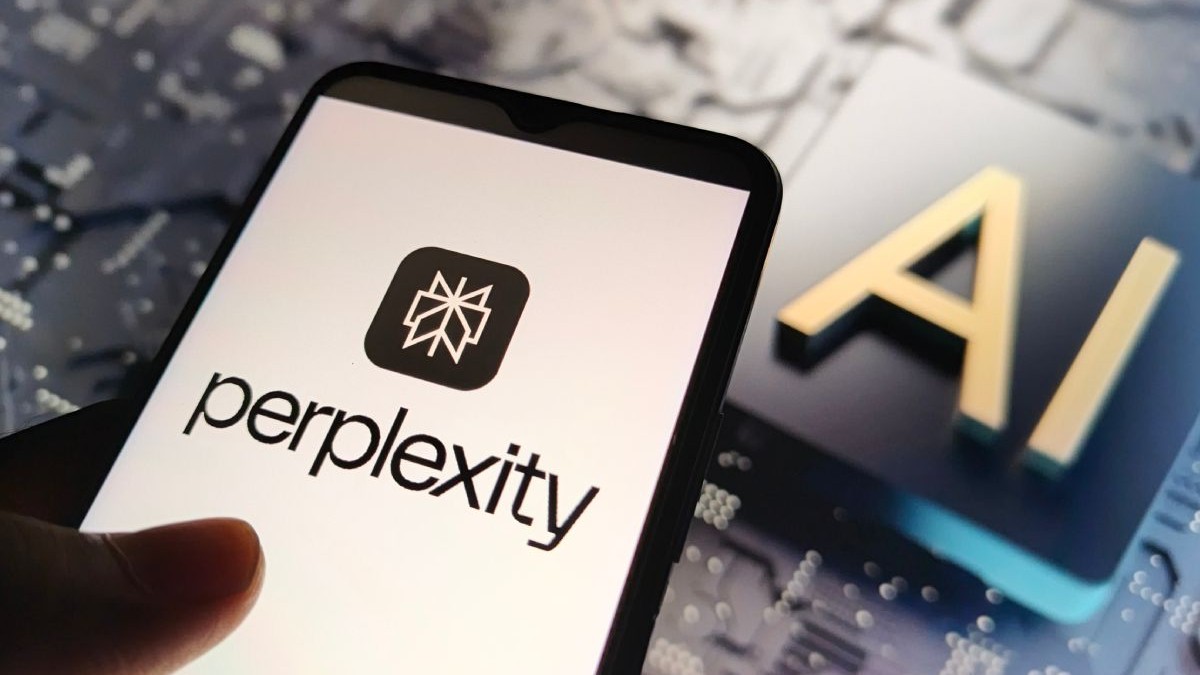 Telefon ținut într-o mână care afișează logo-ul Perplexity, iar pe fundal o imagine creativă cu inițialele AI de la Inteligența Artificială