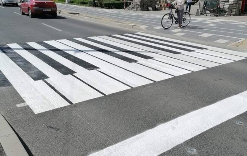 Trecere de pietoni în formă de clape de pian, desenată între Catedrală și Filarmonică, la Timișoara