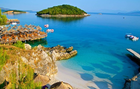 Una dintre plajele din Ksamil, în timpul toamnei când nu mai este aglomerată de turiști