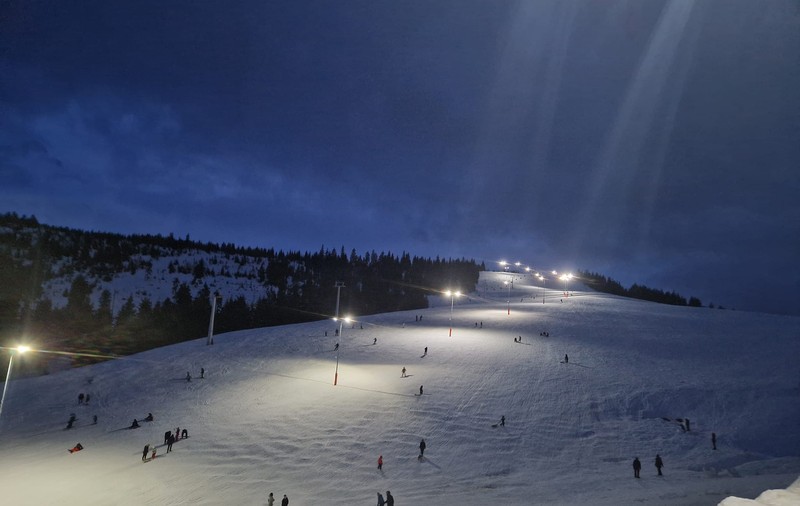 Turiști blocați în telescaun, timp de 90 de minute, pe pârtia Prislop. Salvamontiștii le-au aruncat pături și sticle cu ceai