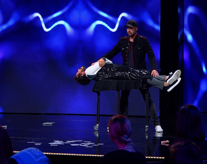 Moment de magie la „Stand-Up Revolution”, sezonul 2. Costel levitează: „Îmi dau seama că e truc, dar tot m-a impresionat”