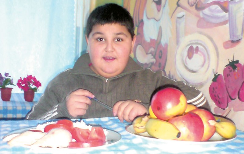 Gabriel, copilul care cântărea 100 kg la 7 ani, a mâncat fructe de Crăciun