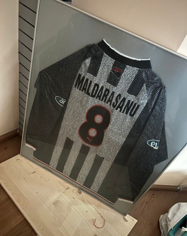 Dennis Măldărășanu face artă pe adidași: „Tata se uită la videoclipurile mele încontinuu”. Cât costă să-ți personalizezi o pereche de sneakerși