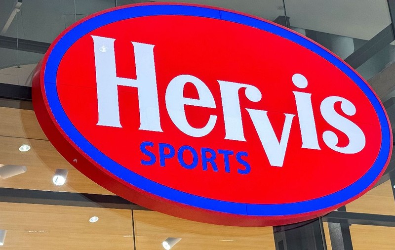 Toate magazinele Hervis Sport din România au fost vândute. Cine le-a cumpărat și care sunt motivele plecării companiei