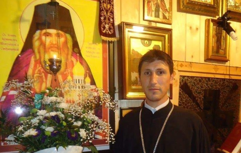 Un fost călugăr, exclus din monahism acum 12 ani, ține în continuare slujbe. Ce spune falsul preot și reacția Arhiepiscopiei Tomisului