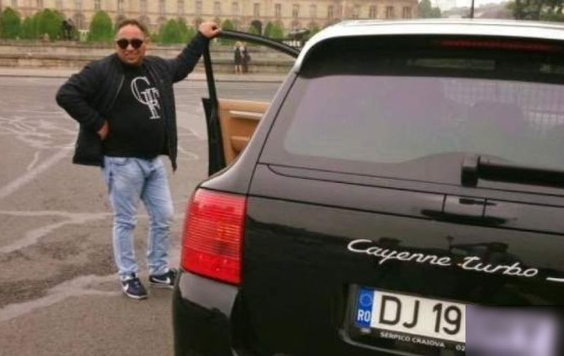 Un bărbat din Craiova a murit în timp ce făcea live pe Facebook. Daniel Radu, zis Briceag, a intrat într-un stâlp cu un bolid