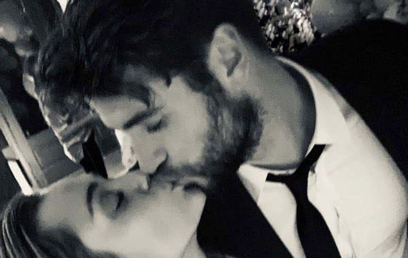 Miley Cyrus s-a căsătorit cu actorul Liam Hemsworth. Decolteul cântăreței, filmat chiar de soțul ei / VIDEO