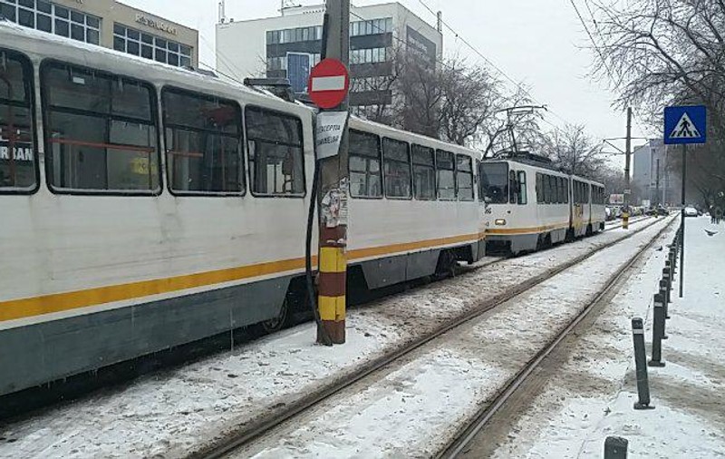 #salvatipipera. Circulația tramvaielor din zona Pipera, blocată de un autoturism parcat neregulamentar