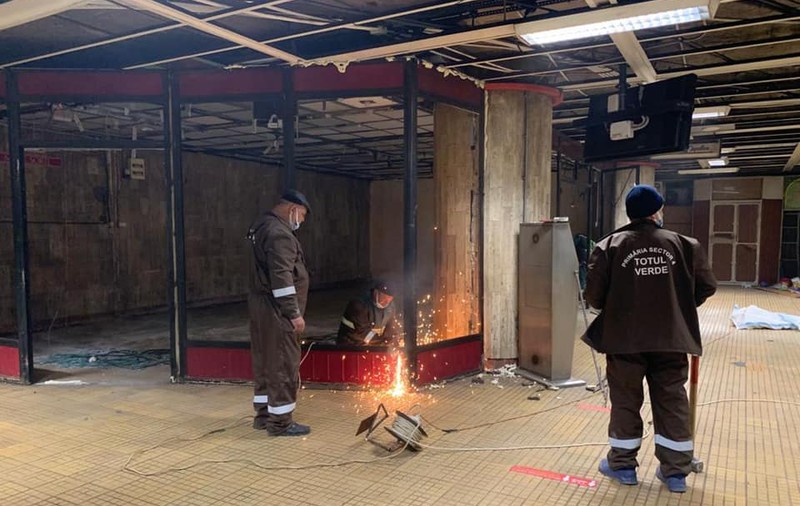 Peste 60 de chioșcuri din 10 stații de metrou, desființate vineri seară