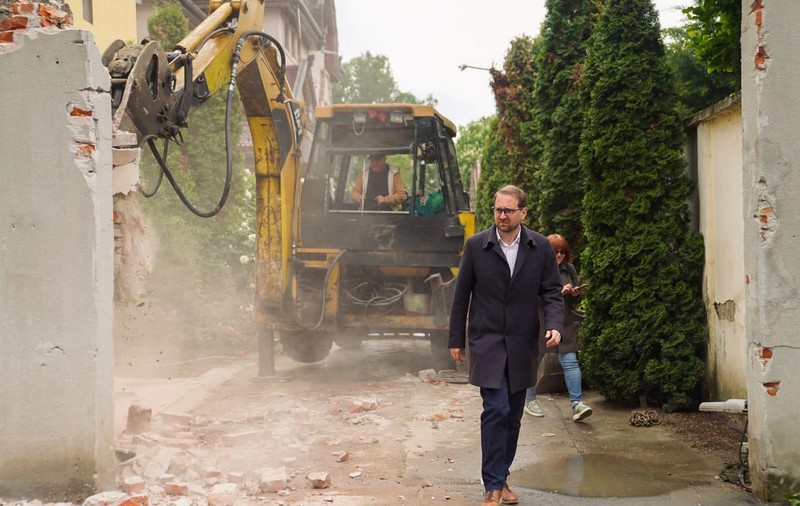 Scandal la Timișoara, cu clanul Cârpaci: o poartă și un gard au fost demolate de angajații Primăriei, ca să redea circulației o stradă blocată zeci de ani | VIDEO
