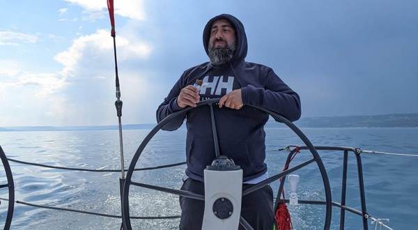 Rusen este acuzat de mai mulți oameni de afaceri că i-ar fi păcălit cu bani, pe care i-ar fi folosit apoi în campania lui Georgescu.