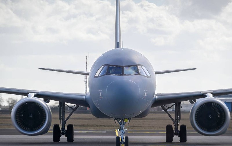 Un avion de 94 de tone a spulberat un om în plină viteză, pe pista din Denver: explozie la motor și fum în cabină după impact