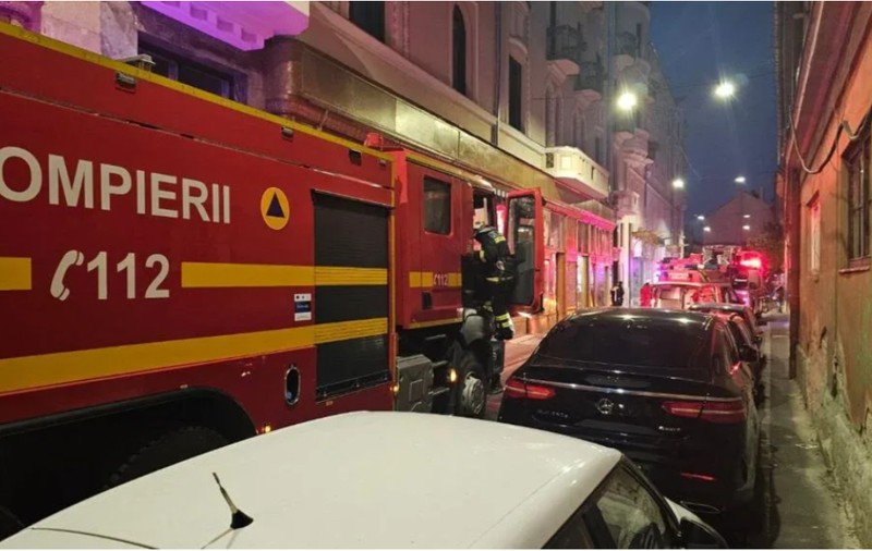 Un bătrân din Arad, care și-ar fi dat foc în scara unui bloc, a ajuns la spital în stare gravă