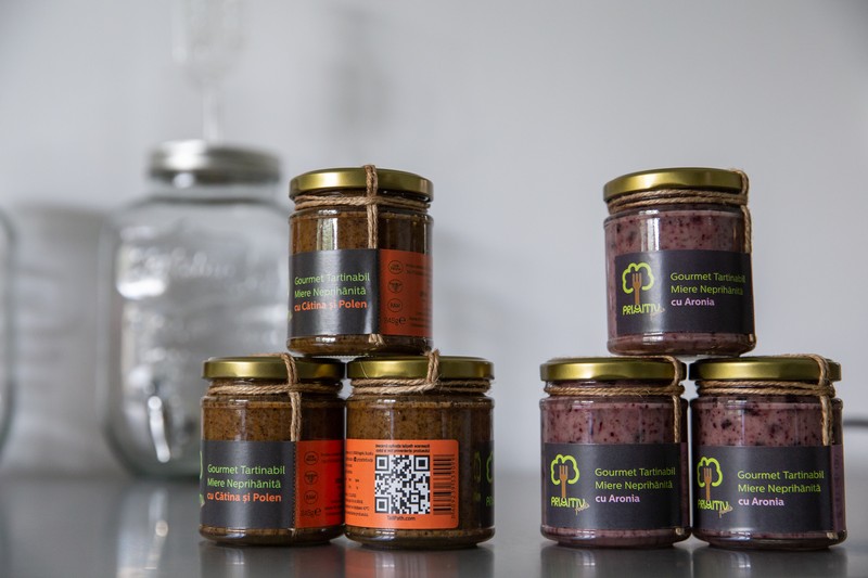 Miere cu cătină și polen și miere cu aronia, două dintre “mâncărurile primitive”