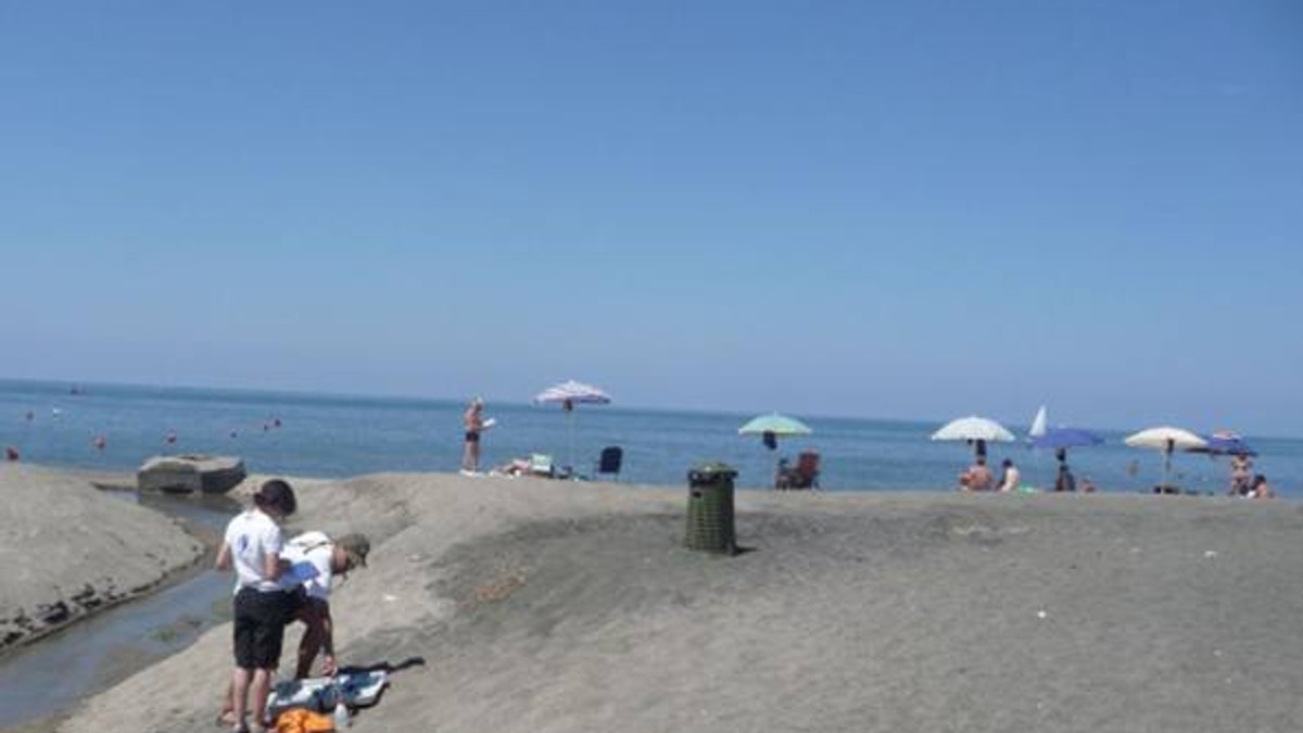 Un român din Italia a murit înecat în Marea Tireniană. Plajă de la Marea Tireniană din Italia