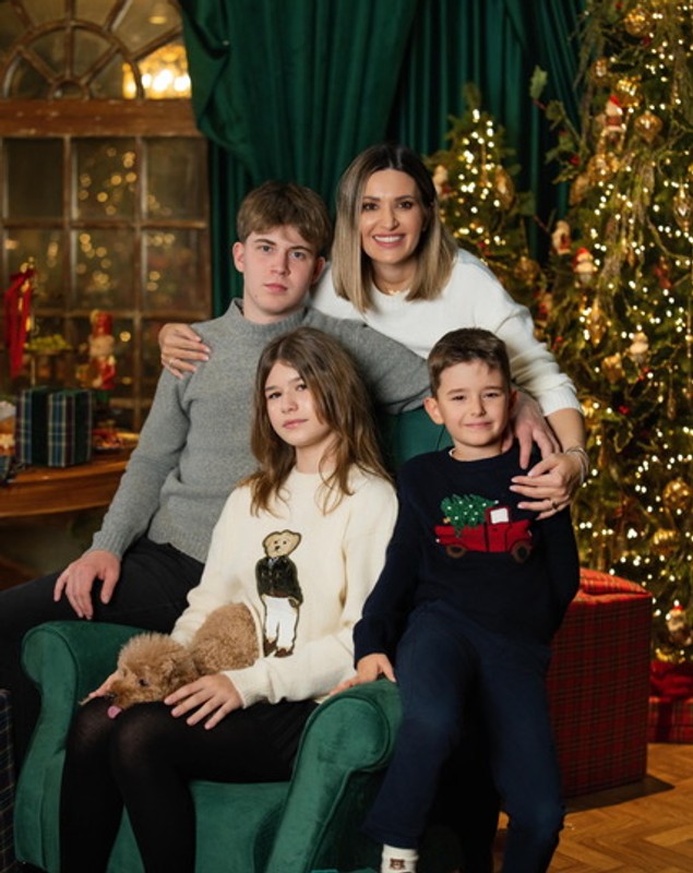 Ela Crăciun, ședință foto de sărbători, alături de familie. Cum au apărut vedeta și soțul ei. „Este cea mai mare recompensă”