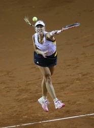 epa05263483 Angelique Kerber of Germany in action against Romania's Simona Halep during the Fed Cup World Group play-off tie Romania vs Germany in Cluj city, 450Km north-west from Bucharest, Romania, 17 April 2016. EPA/ROBERT GHEMENT