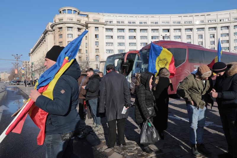 Simpatizanții AUR au venit cu autocarele