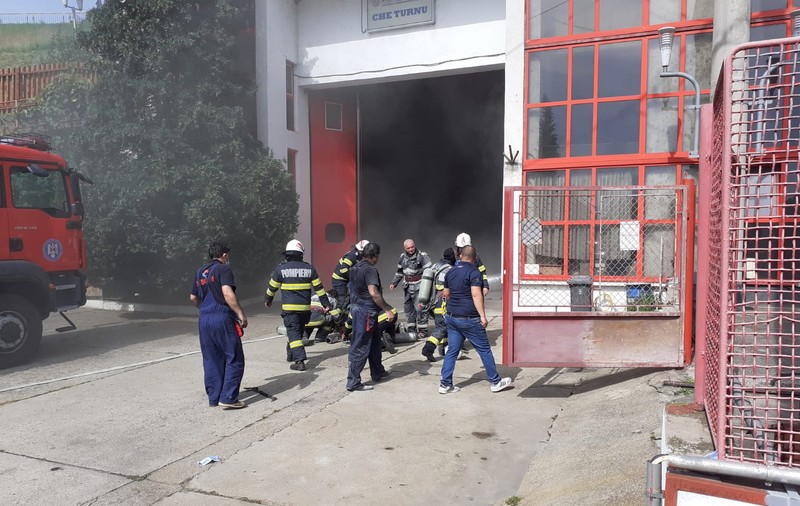 Incendiu la Hidrocentrala Turnu din stațiunea Călimănești. Mai multe materiale plastice s-au aprins