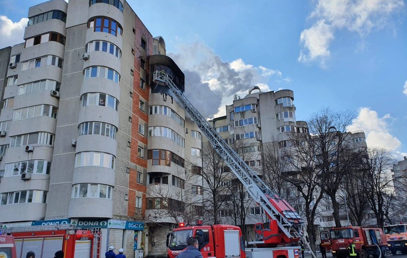 Soțul femeii care a murit după ce a sărit de la etajul 6, ca să scape de incendiu: „Pompierii priveau cum stă acolo și țipă. Nu știau unde e scara”