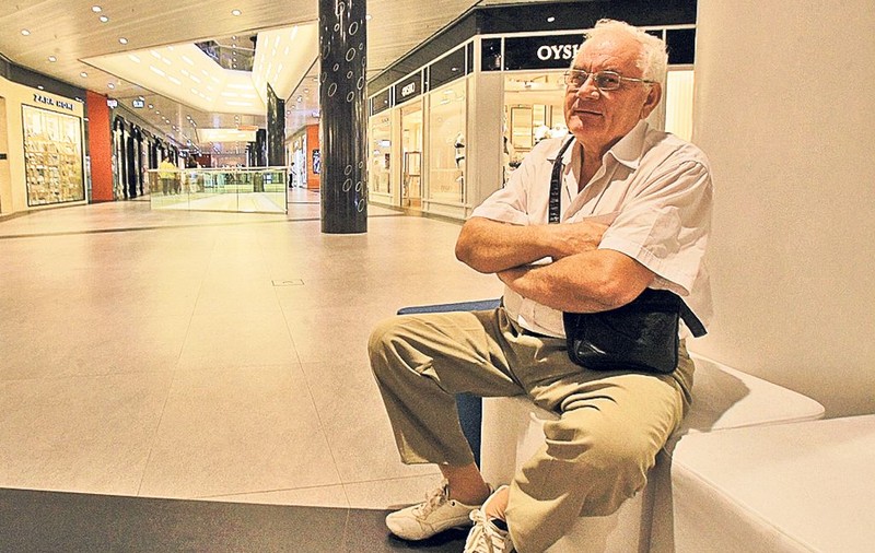 Se ascund de caniculă la mall | Marile magazine au mai mulţi clienţi în această perioadă, însă unii vin doar să se răcorească
