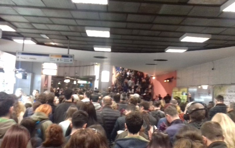 Haos la metrou! Circulația îngreunată după ce un tren s-a defectat la Piața Victoriei