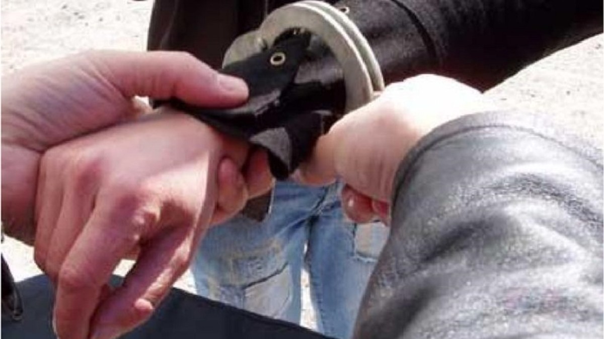 Un băiat de 15 ani și-a bătut iubita cu o bâtă și a lăsat-o să moară