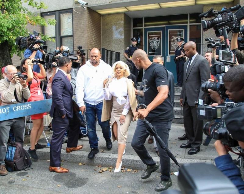 FOTO/ O cunoscută cântăreață din SUA s-a predat la poliție, după ce s-a luat la bătaie într-un club de striptease din New York