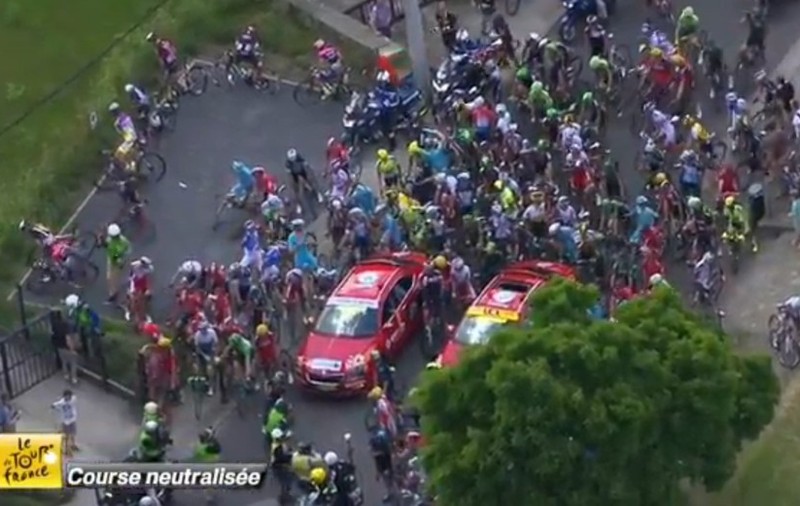Căzătură masivă în Turul Franței. ^Fabian Cancellara se numără printre cei răniți, cursa a fost neutralizată