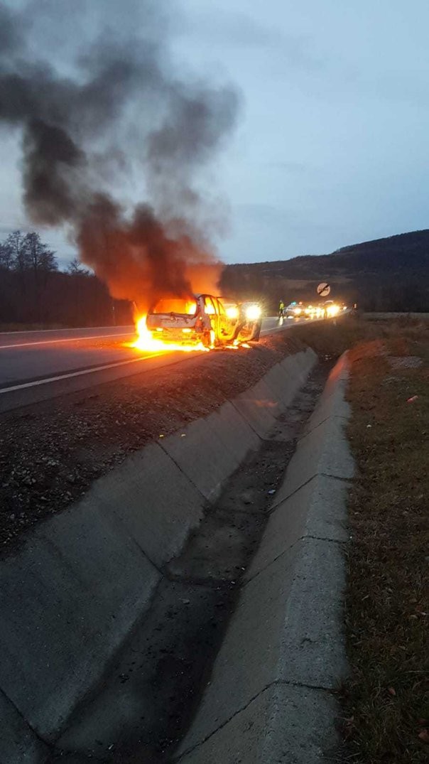O mașină a luat foc în mers, pe DN1