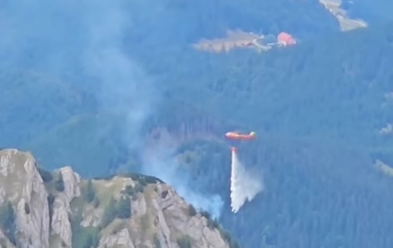 A doua zi de intervenţie a elicopterului pentru stingerea incendiului provocat de fulger în Masivul Bucegi