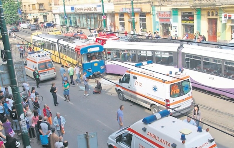 Femeie înjunghiată în tramvai de către concubin, în Timișoara
