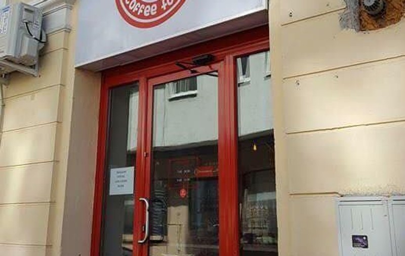 Gest de milioane pentru cei nevoiași. Ce li se lasă la ușa unei cafenele din Târgu-Mureș