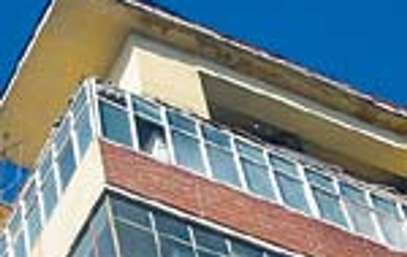 Un balcon a cazut peste doua masini