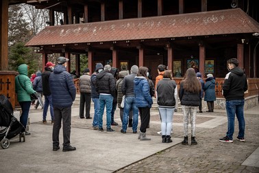 Mulţi tineri au venit să asiste la slujbă