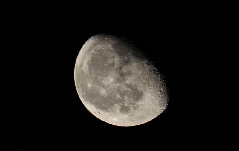 NASA a descoperit că există apă pe fața vizibilă a Lunii