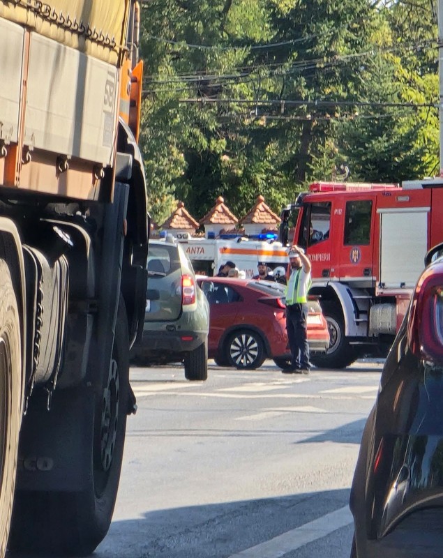 O șoferiță din București a intrat direct într-o ambulanță carea avea semnalele acustice și sonore active, în intersecția Leu