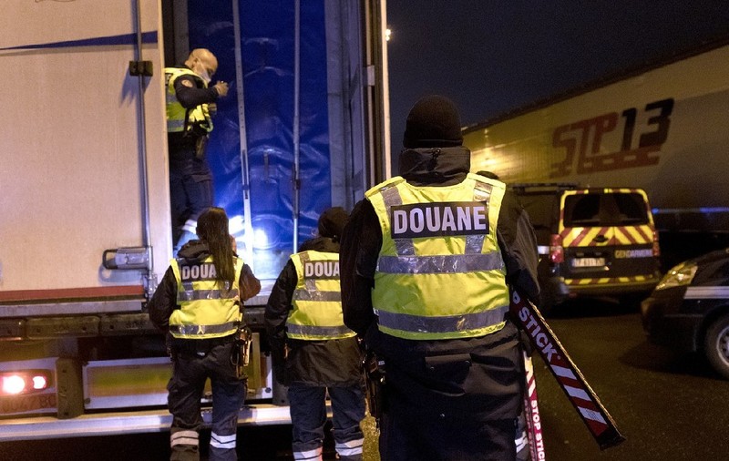 Cum au încercat traficanții să recupereze de la un șofer român de TIR cocaina pe care i-au dat-o să o ducă în Italia