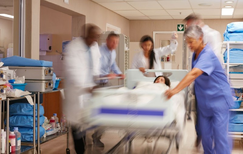 O tânără adusă în comă a fost readusă la viață de 12 medici și asistente care i-au făcut masaj cardiac continuu 107 minute, în Italia: „E un miracol!”