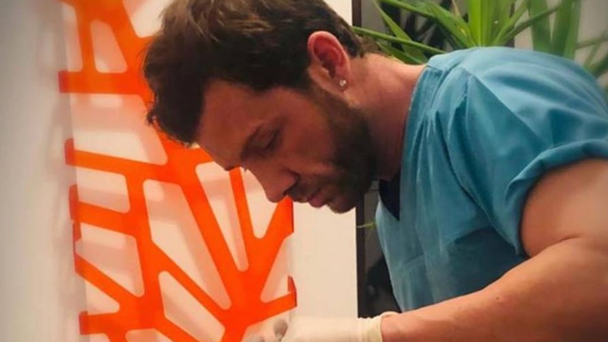 Medicul Matthew Mode-alias Matteo Politi, în timpul unei operații
