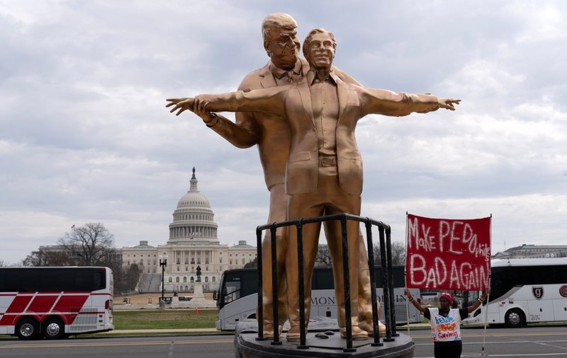 O statuie în care Donald Trump îl ține în brațe pe Jeffrey Epstein ca în scena celebră din „Titanic” a apărut la Washington, în fața Capitoliului